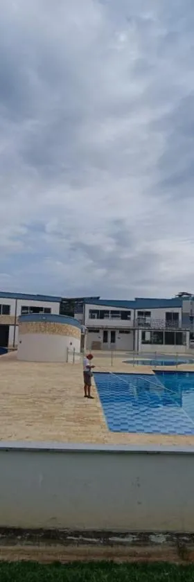 Apartamento hogar para compartir con 3 habitaciones 3 piscinas, turco, sauna, gym y más en Restrepo Meta，位于雷斯特雷波的酒店
