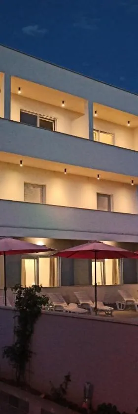 Apartmant & rooms Villa Rosa Medulin，位于波梅尔的酒店