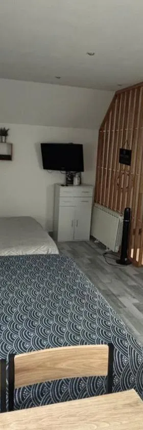 Appartement cosy + accès jardin et salle de muscu，位于Mardié的酒店