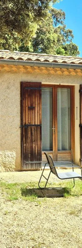 Maison indépendante avec Jardin, Studio de 26m2 tout équipé avec Climatisation réversible，位于洛彻古德的酒店