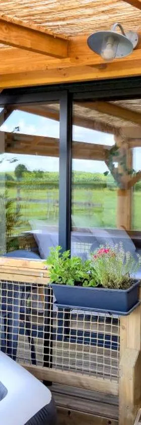 La Luna - Tiny House Spa - Romantique & Nature，位于Saint-Yan的酒店