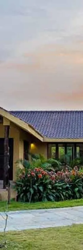 WelcomHeritage Tadoba Vanya Villas Resort & Spa，位于Kolāra的酒店