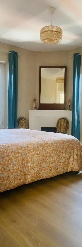 Chambre privée dans maison de ville du XVIIIe siècle，位于Carbonne的酒店