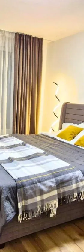 Chic, Sunny and Cozy One Bedroom Bliss，位于瓦尔纳的酒店