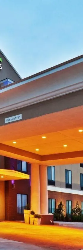 佩里智选假日酒店，位于Perry的酒店