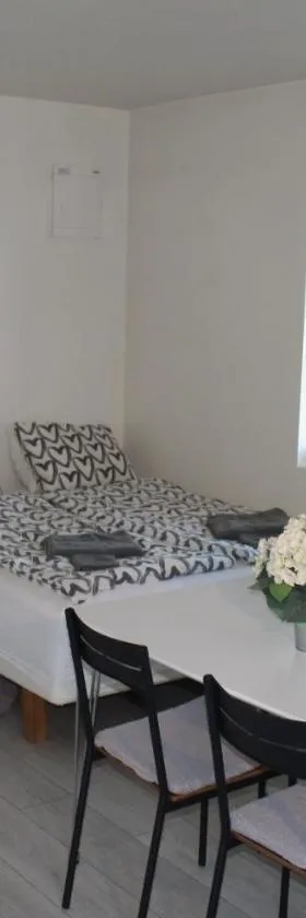 Central Ground Floor Flat Near Beach & Transit，位于Abbekås的酒店