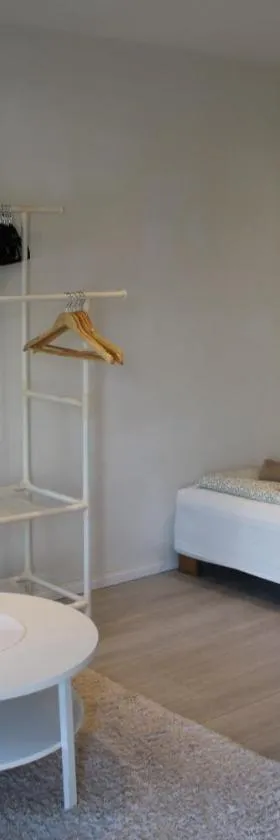 Cozy City Stay Steps from the Beach & Transit，位于Abbekås的酒店