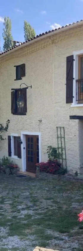 Les Deux Chevaux Chambres d’Hôtes，位于Rouvenac的酒店