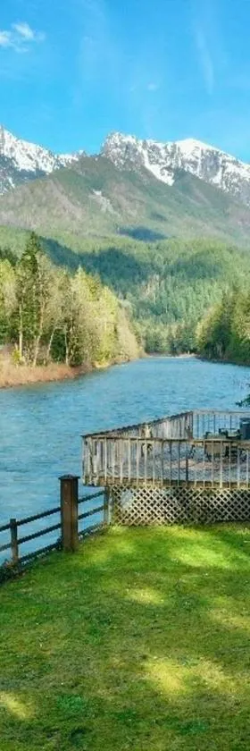 Riverfront Retreat Hot Tub Sauna Yard Gazebo and VIEWS，位于Gold Bar的酒店