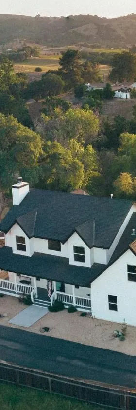 Wine Country Modern Farmhouse With Heated Pool, Hot Tub, Cybertruck，位于佩索罗伯斯的酒店