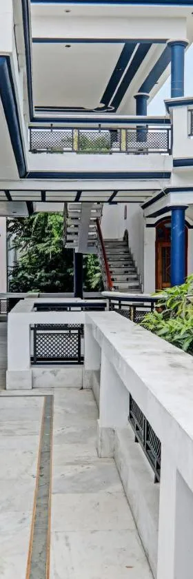 81603 Hotel Shiva Grand，位于Chinhat的酒店