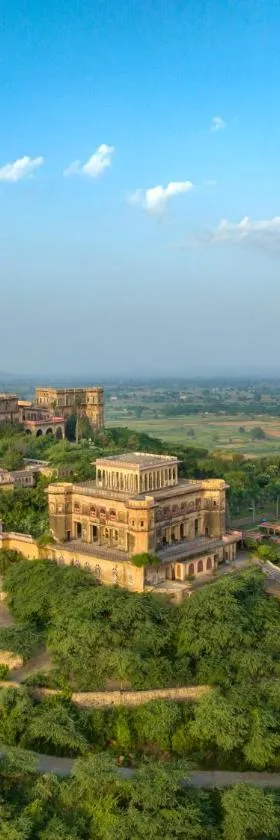 Neemrana's - Tijara Fort Palace，位于阿尔瓦尔的酒店