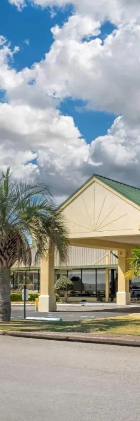 Quality Inn & Suites near Lake Eufaula，位于尤福拉的酒店