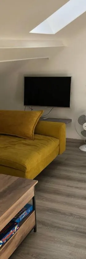 Appartement mansardé 2 chambres，位于Roth的酒店