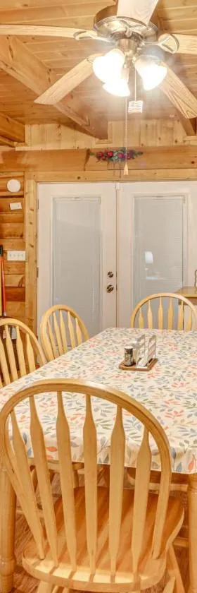 Cozy Tellico Plains Cabin with Large Mountain Creek!，位于Tellico Plains的酒店