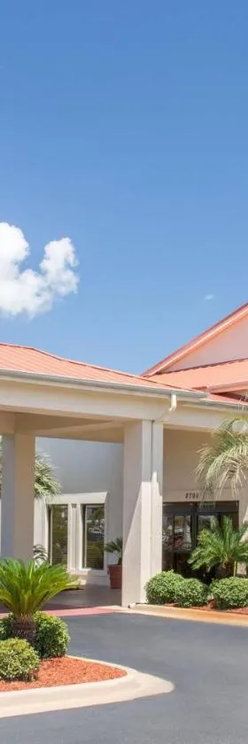 Days Inn & Suites by Wyndham Navarre - near Beaches Hurlburt，位于纳瓦拉的酒店