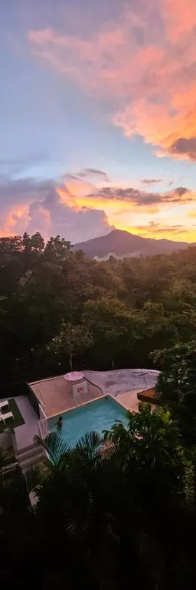 A Touch of Pink Secret Eco Retreat with Pool, Starlink WiFi, Netflix, Mountain Views - Peaceful Stay in Puerto Princesa Near Underground River, Firefly Watching, and Waterfalls - Perfect Stop Between El Nido, Port Barton, and Puerto City - Scooter Rental，位于公主港的酒店