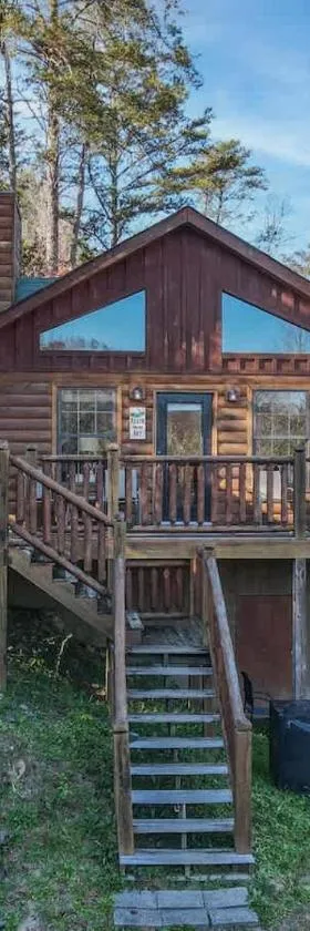 Secluded Cabin Near Smoky Mountains. Hot Tub! Honeymoon!，位于赛维尔维尔的酒店
