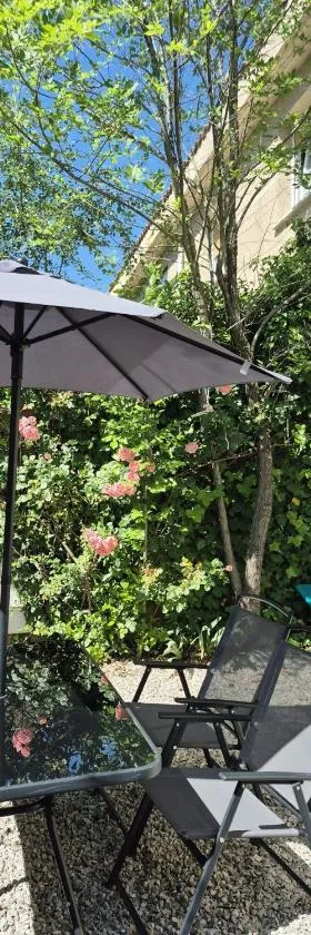 Cool basement studio in hosts house with private terrace and BBQ，位于济祖尔·梅约的酒店