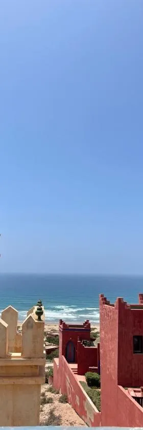 Warm apartment with sea view，位于Sidi Rbat的酒店