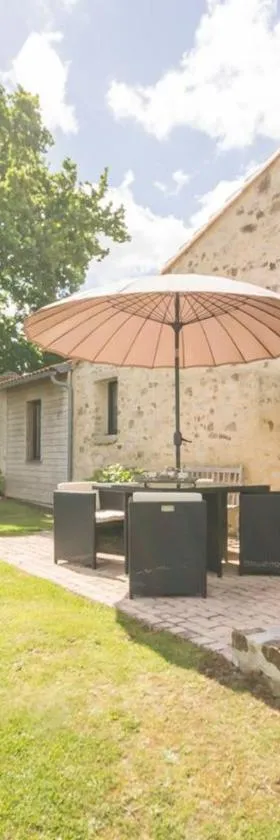 Gîte de charme avec piscine chauffée et WiFi - 2 chambres - FR-1-306-803，位于Châteauthébaud的酒店