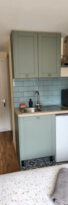 Ensuite Studio Flat Crawley-Gatwick，位于Ifield的酒店