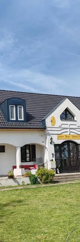 热代翁坦亚宾馆，位于Jakabszállás的酒店