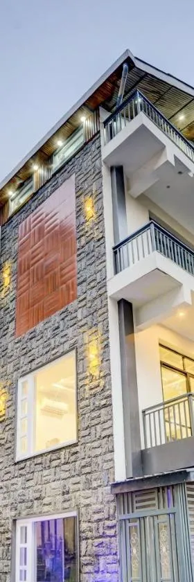 Alaya Stays Serene Woods Retreat With Lift & Restaurant Amid Nature，位于Dharampur的酒店