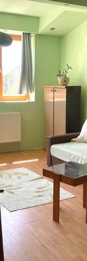 Artists Inn, large 2 bed duplex apartment, parking，位于Železnička Stanica Zemunsko Polje的酒店