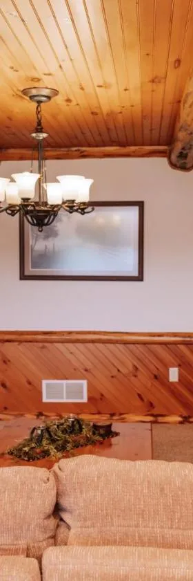 Sojourner's Lodge & Log Cabin Suites，位于Dundee的酒店