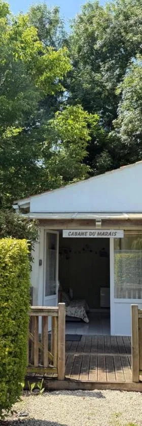 Les Cabanes du Lac à Surgères，位于Vandré的酒店