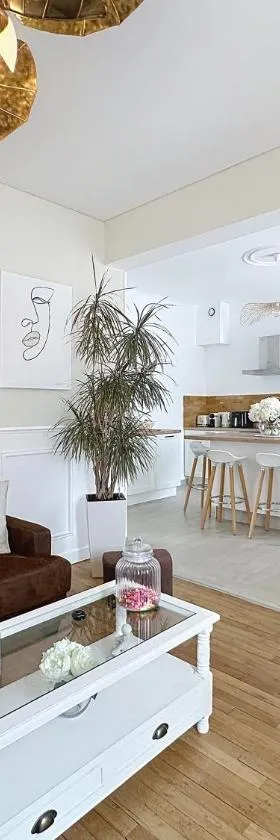 Charmante maison 2 chambres avec cour et jardin，位于圣特萨维内的酒店