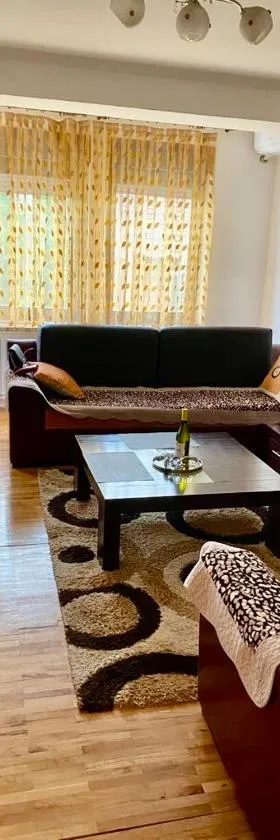 City Square Apartment 1st floor，位于斯特鲁米察的酒店