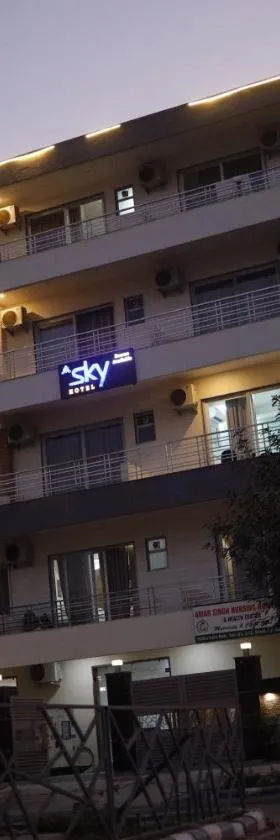 Hotel Sky，位于古尔冈的酒店