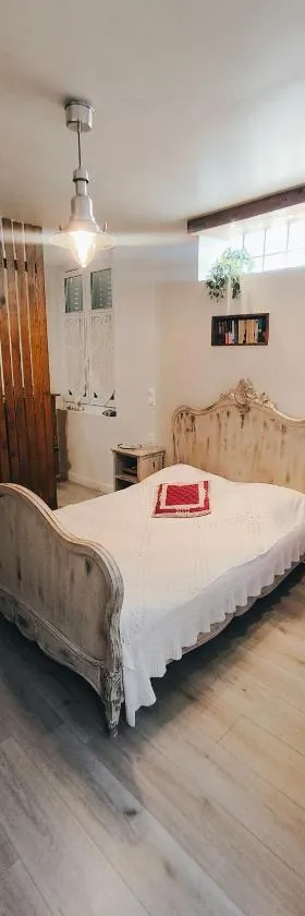 Chez Nine, chambre indépendante avec terrasse，位于Sénas的酒店