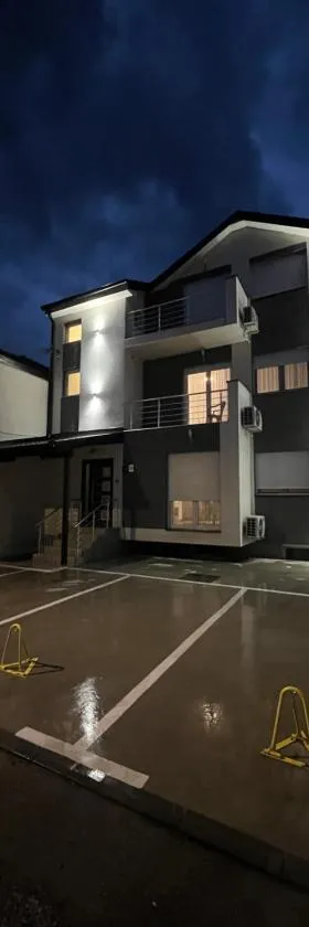 S&M apartman FREE PARKING，位于弗拉涅的酒店