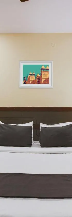 Super Hotel O Anuguna Tulasi Grand Near JNTU University Hyderabad，位于库卡特帕尔莱的酒店