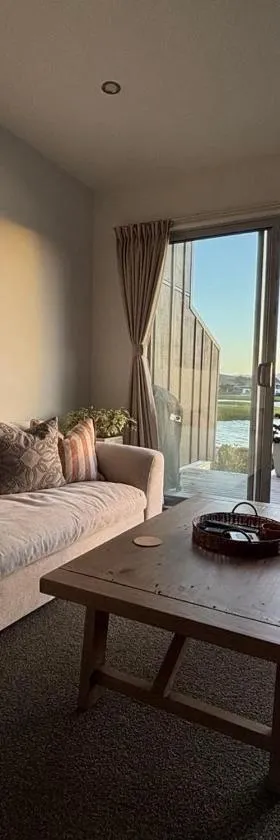 Charming Lakeview Golf Villa，位于Matarangi的酒店