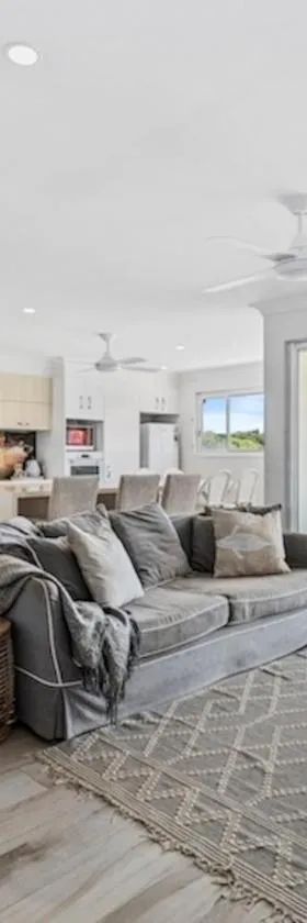 The Cove - best ocean views - sleeps 6，位于波因特卢考特的酒店
