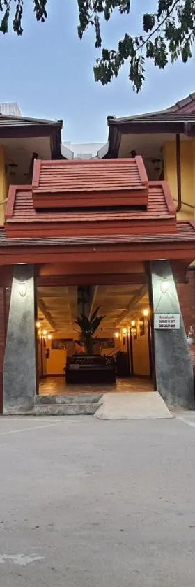 Yellow Tique Hotel，位于南邦的酒店