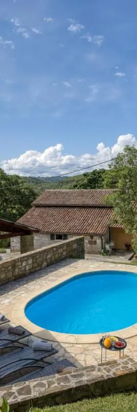 Holiday House Kapitani，位于Hum的酒店