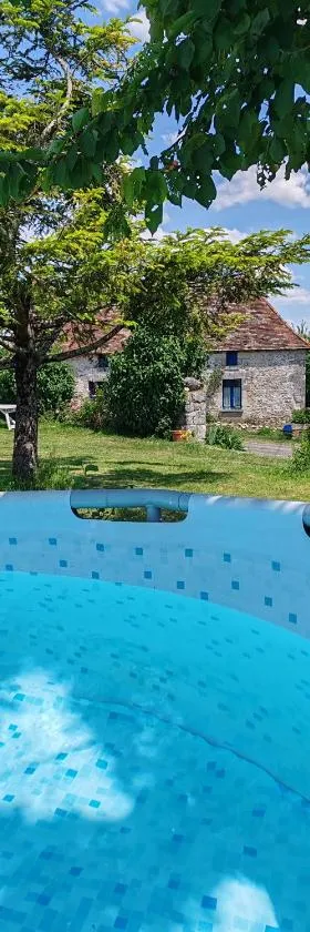 Gîte 4 pers, Jacuzzi, Piscine, proche Futuroscope, calme et nature à La Roche Posay，位于拉罗什波赛的酒店