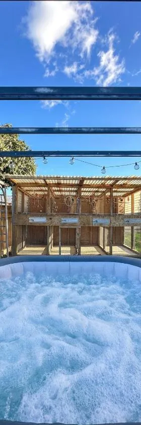 Sun-kissed Spa Retreat，位于哈士汀的酒店