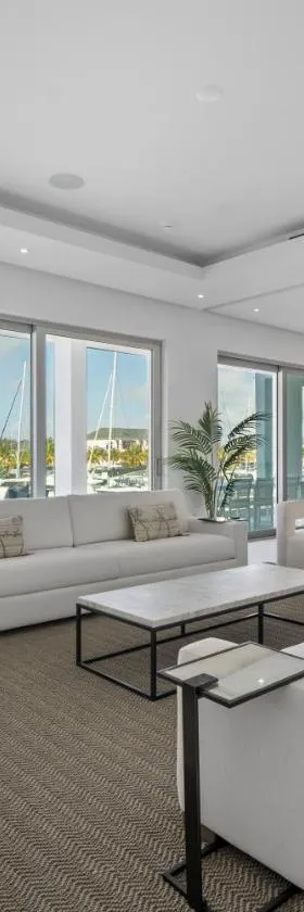 Casablanca Bahamas- New Luxury Waterfront Condo, Palm Cay, The Bahamas，位于拿骚的酒店