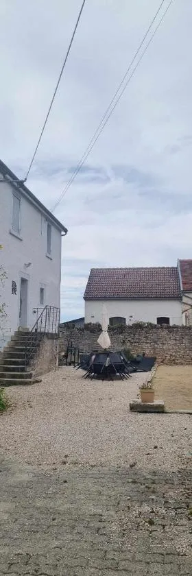 LE ROCAGERMANOIS - Jolie maison de village，位于Saint-Germain-le-Rocheux的酒店