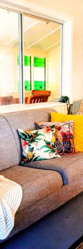 Oakwood House - Entire house rental - 4 bedrooms with Netflix and WiFi，位于Tambo的酒店