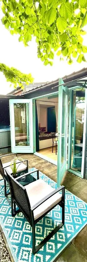 Caribbean style beach house with jacuzzi & private garden near Amsterdam，位于Vijfhuizen的酒店