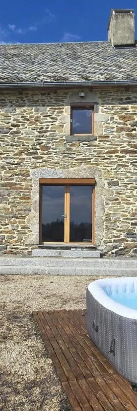 Corps de ferme en Aubrac avec jacuzzi，位于Montpeyroux的酒店
