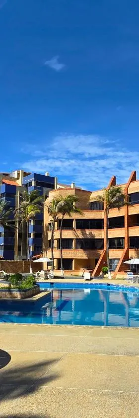 Tucacas, Frente al Mar, Balcon, Piscina y Playa Privada，位于Tucacas的酒店