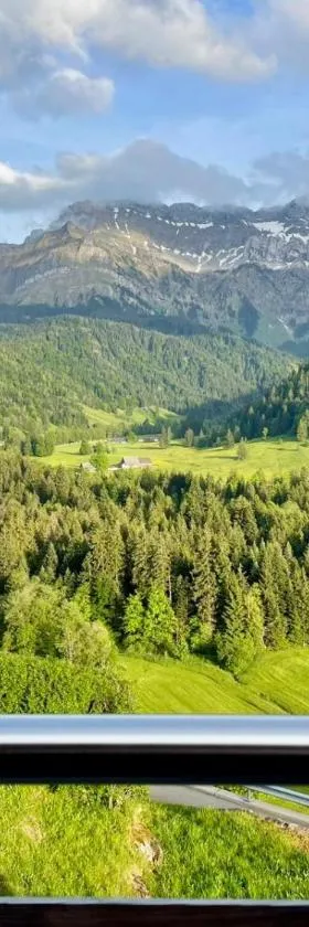 Schöne Zimmer in idyllischer Lage，位于艾根塔尔的酒店